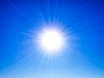 Biophotonen sind die kleinsten messbaren Lichteinheiten. Sie
sind Bestandteil des Sonnenlichtes und auch in unseren
Zellen und unserer DNS vorhanden. Sie sind die Informationsträger in unserem Körper und dienen als Kommunikationsmedium in und zwischen den Zellen. Biophotonen steuern die
etwa 100‘000 biochemischen Prozesse pro Sekunde in unseren mehreren Billionen Körperzellen. Ohne Biophotonen
geht gar nichts im Körper! 

Ein Handy oder einen Akku laden wir an der Steckdose auf. 
Wo laden wir uns auf, wenn unsere Energie von allen Anforderungen des Tag aufgebraucht ist?